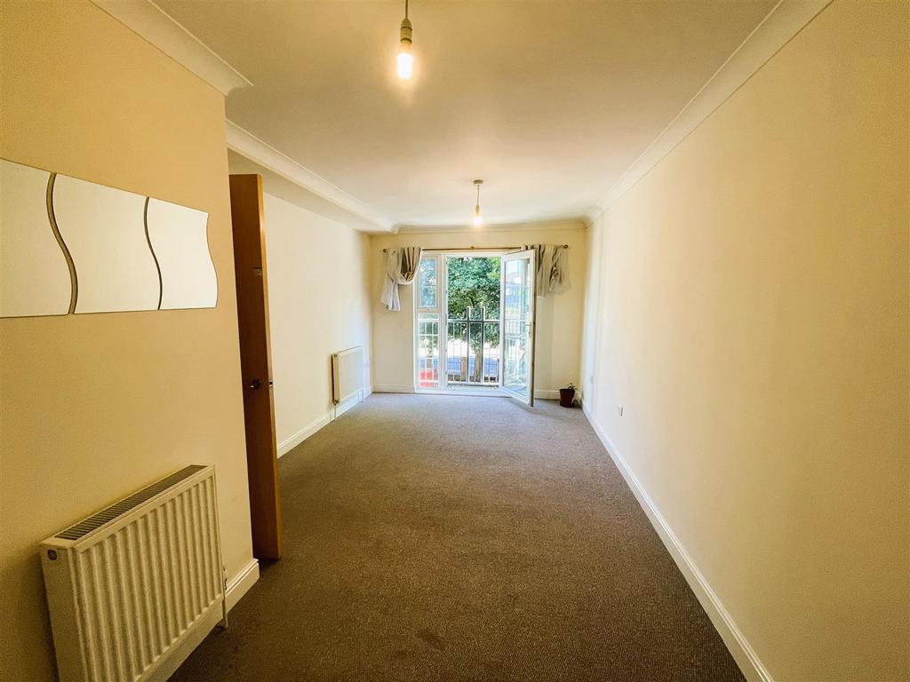 Apartment in Southampton, Western Docks, Freemantle - View 2