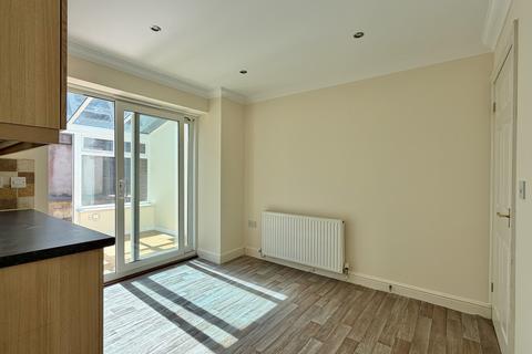 3 bedroom semi-detached house to rent, Crossley Close, Kingsteignton