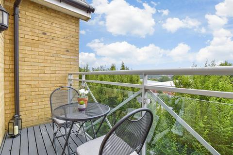 2 bedroom flat for sale, Queensgate, Maidstone, Kent