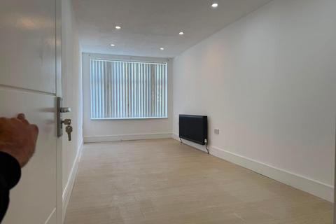 6 bedroom semi-detached house to rent, Feltham Road, Ashford TW15