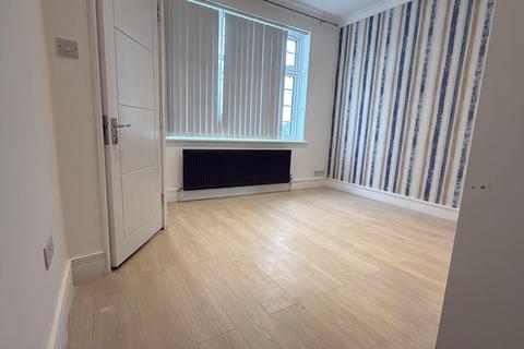 6 bedroom semi-detached house to rent, Feltham Road, Ashford TW15
