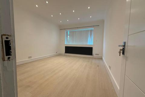 6 bedroom semi-detached house to rent, Feltham Road, Ashford TW15