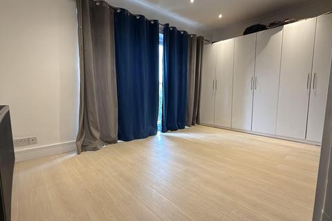 6 bedroom semi-detached house to rent, Feltham Road, Ashford TW15