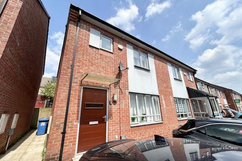 3 bedroom semi-detached house to rent, Christie Lane, Salford, M7