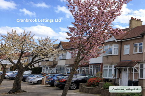 3 bedroom semi-detached house to rent, Roll Gardens, IG2 6TW