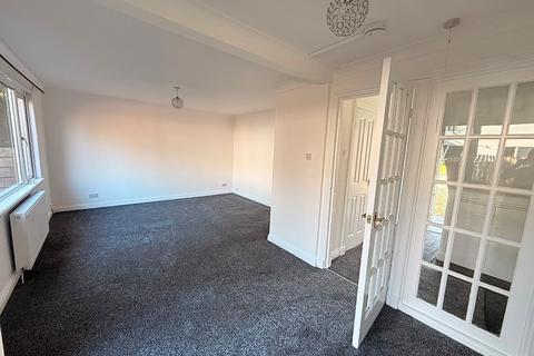 3 bedroom terraced house to rent, Larch Drive, Glasgow, G75