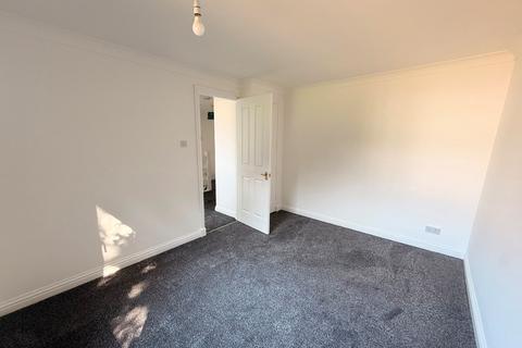 3 bedroom terraced house to rent, Larch Drive, Glasgow, G75