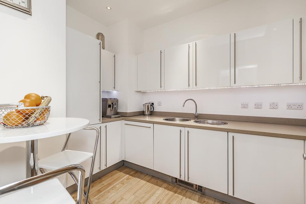 Apartment in London, City of Westminster - View 3