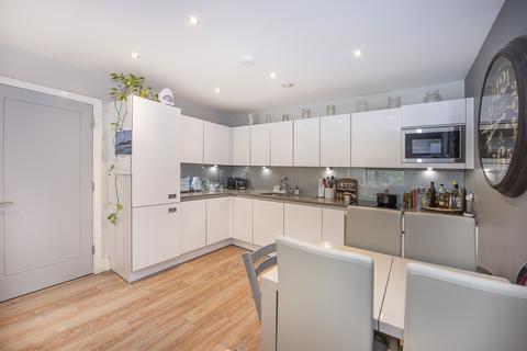2 bedroom apartment to rent, Railshead Road Isleworth TW7