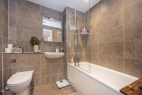 2 bedroom apartment to rent, Railshead Road Isleworth TW7