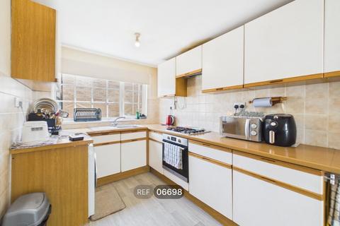 3 bedroom terraced house to rent, Bringhurst, Peterborough, PE2 5RU