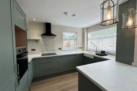 3 bedroom semi-detached house to rent, Dee Place, Glasgow, G75