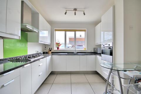5 bedroom semi-detached house to rent, Derwent Close, Cambridge CB1
