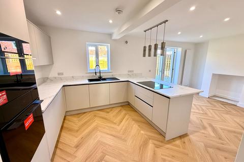 3 bedroom semi-detached house for sale, Moor End Lane, Silkstone Common, S75 4QS