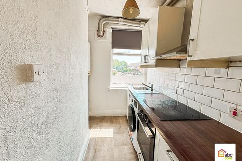 2 bedroom flat to rent, Flat 4A Roneo Corner, Hornchurch, Essex, RM12 4TN, UK