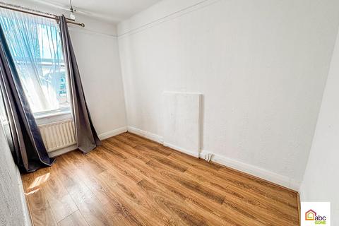 2 bedroom flat to rent, Flat 4A Roneo Corner, Hornchurch, Essex, RM12 4TN, UK