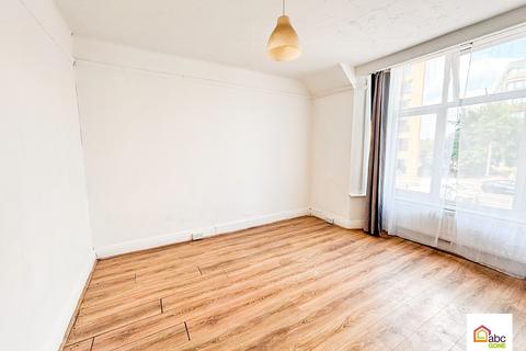 2 bedroom flat to rent, Flat 4A Roneo Corner, Hornchurch, Essex, RM12 4TN, UK