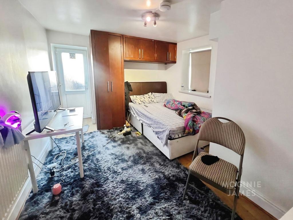 Apartment in Cardiff, Roath - View 2