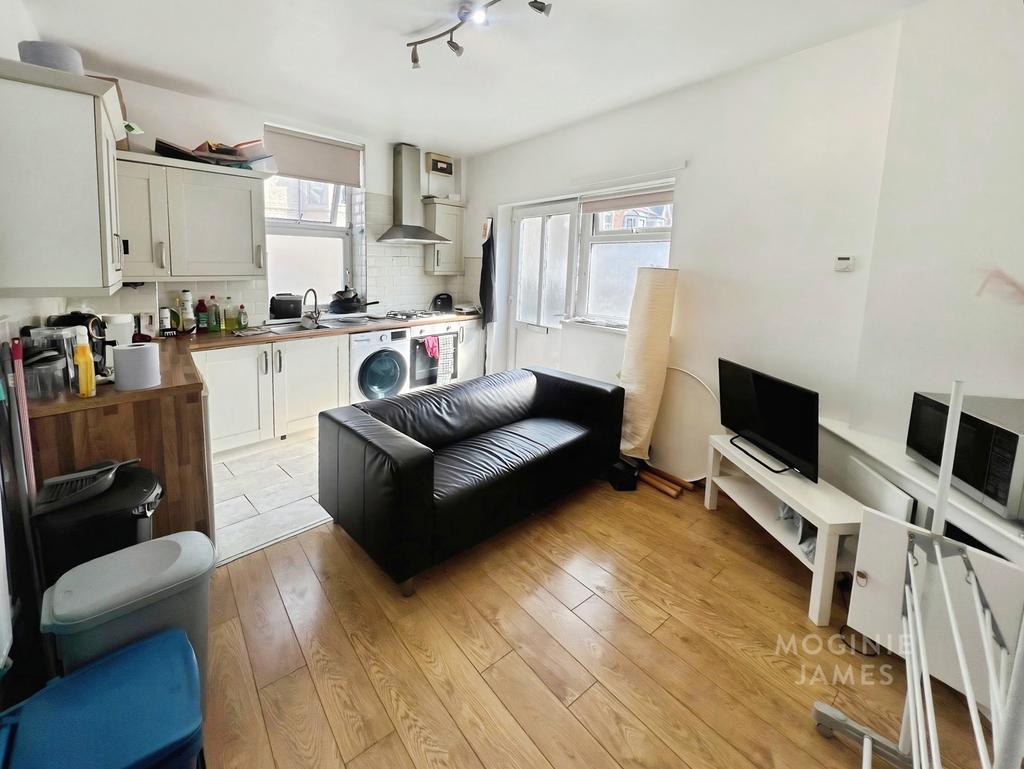 Apartment in Cardiff, Roath - View 3
