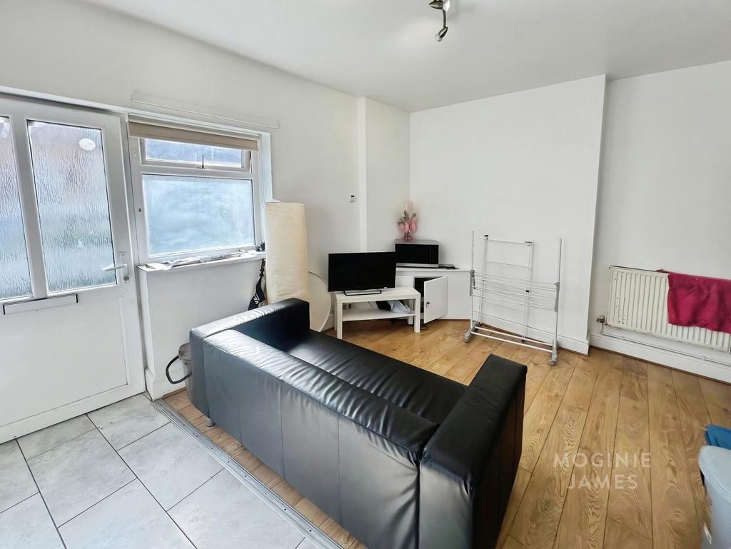 Apartment in Cardiff, Roath - View 4