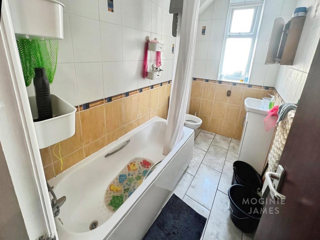 Apartment in Cardiff, Roath - View 5
