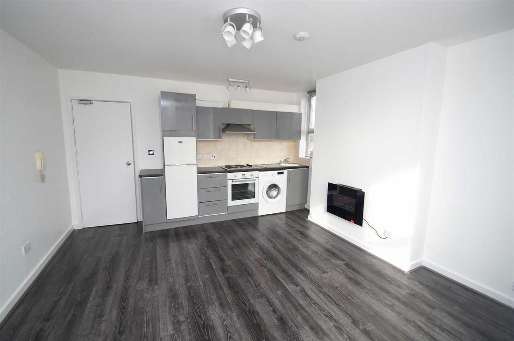 Apartment in Leeds, Stanks - View 2