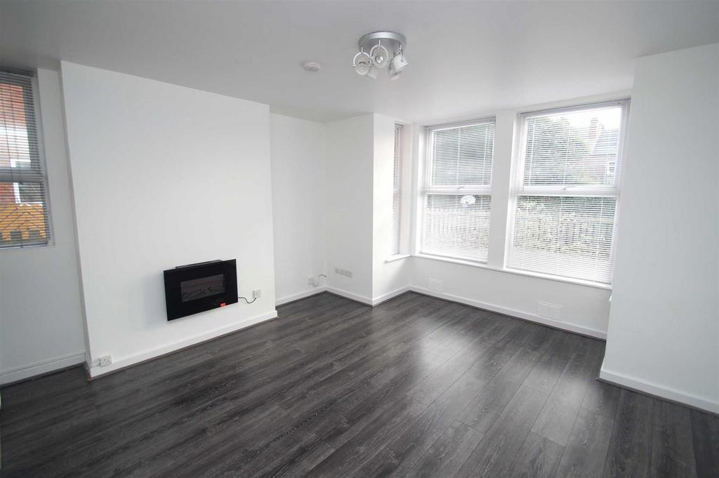 Apartment in Leeds, Stanks - View 3