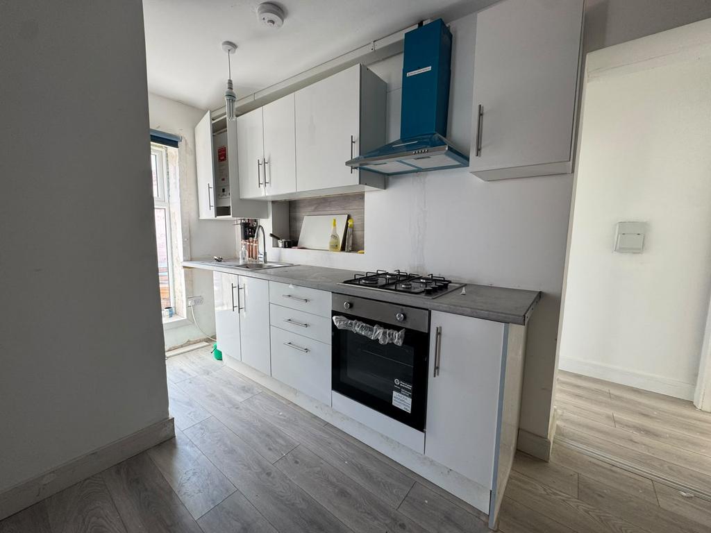 Apartment in London, Heston - View 2