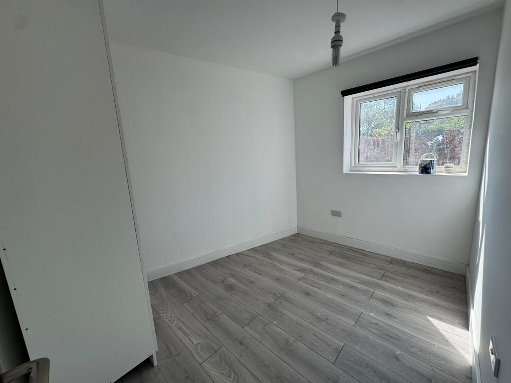 Apartment in London, Heston - View 4