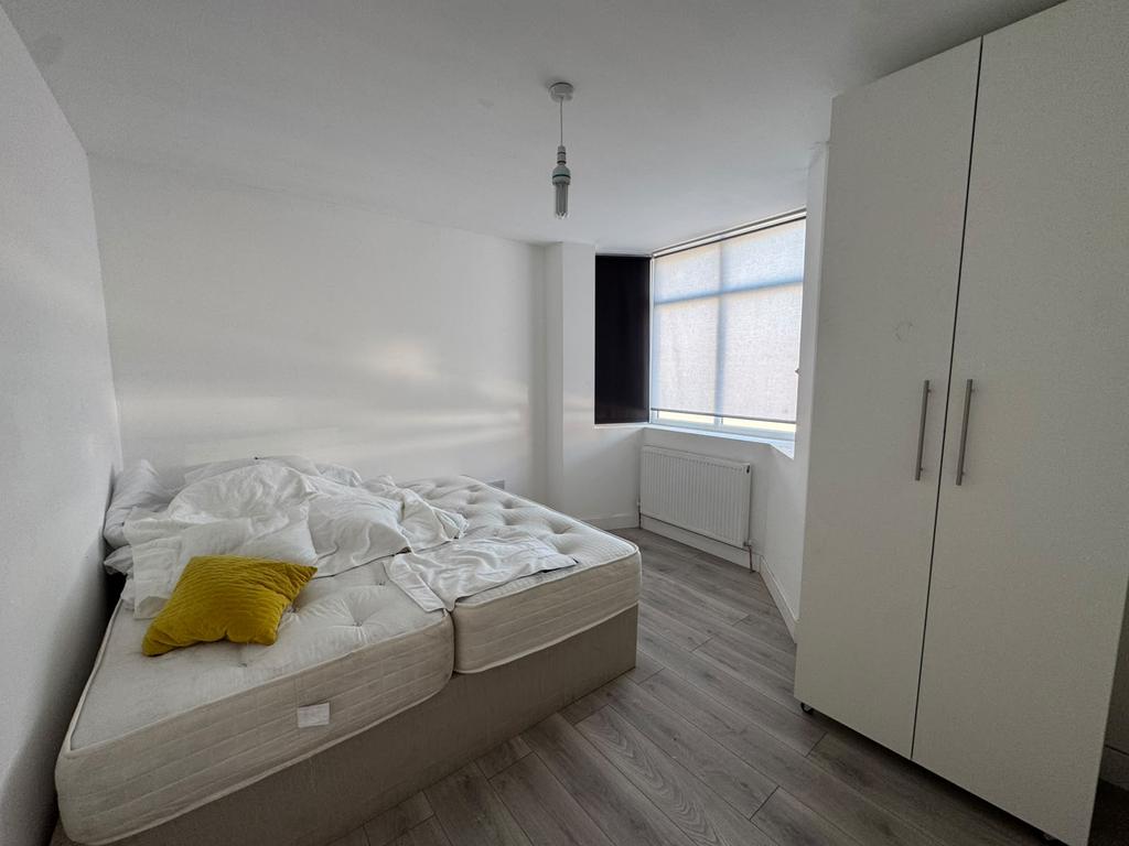 Apartment in London, Heston - View 5