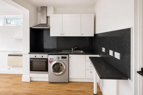Studio to rent, Winlaton Road, Bromley