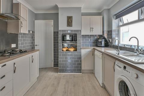2 bedroom semi-detached bungalow for sale, Thorndon Avenue, West Horndon, Brentwood