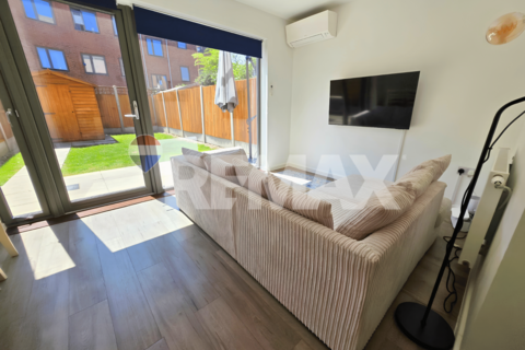 4 bedroom terraced house to rent, Charford Road, London E16