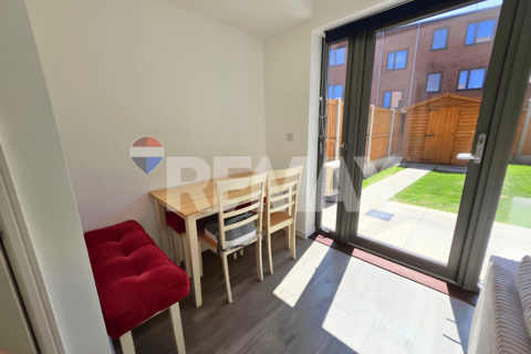 4 bedroom terraced house to rent, Charford Road, London E16