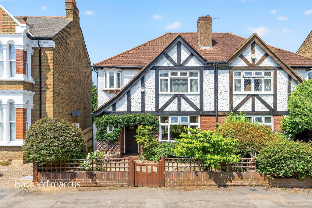 Detached house exterior, driveway