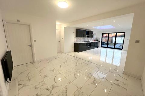 4 bedroom house to rent, Beake Avenue, Coventry, CV6