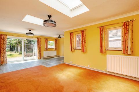 2 bedroom detached bungalow for sale, St. Thomas Drive, Bognor Regis