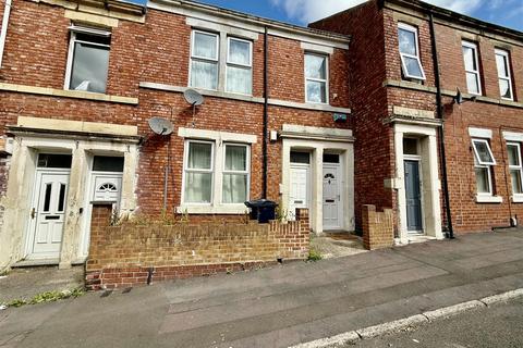 3 bedroom flat to rent, Northbourne Street, Deckham, Gateshead