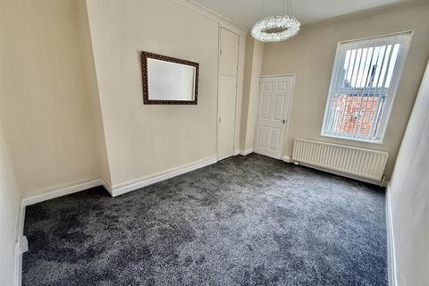 3 bedroom flat to rent, Northbourne Street, Deckham, Gateshead