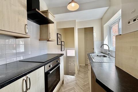3 bedroom flat to rent, Northbourne Street, Deckham, Gateshead