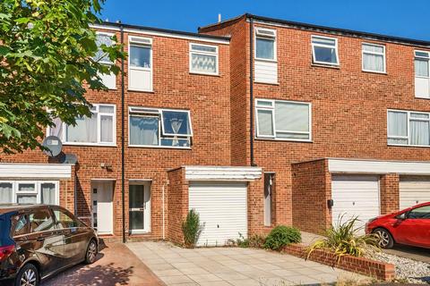 4 bedroom terraced house to rent, Dumbleton Close, Kingston upon Thames, KT1