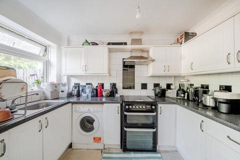 4 bedroom terraced house to rent, Dumbleton Close, Kingston upon Thames, KT1