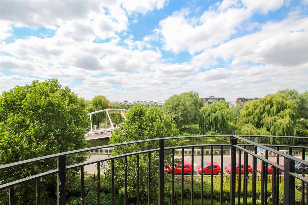 Apartment in Cambridge, The Willows, Chesterton - View 3