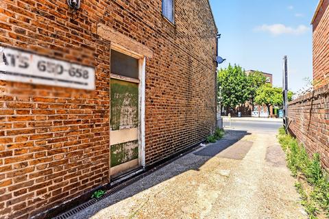 2 bedroom flat for sale, Garratt Lane, London