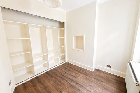 1 bedroom flat for sale, Chingford Road, London, E17
