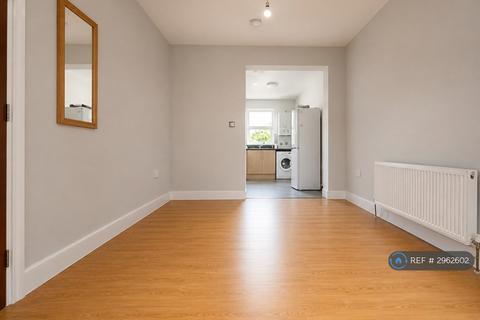 3 bedroom flat to rent, Greenford Road, Greenford, UB6