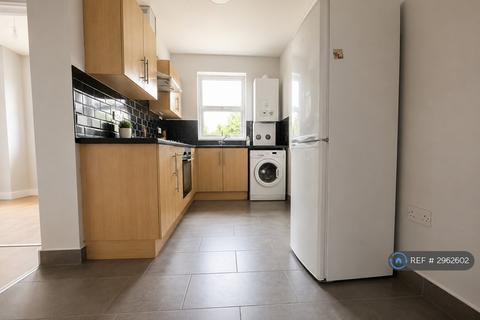 3 bedroom flat to rent, Greenford Road, Greenford, UB6