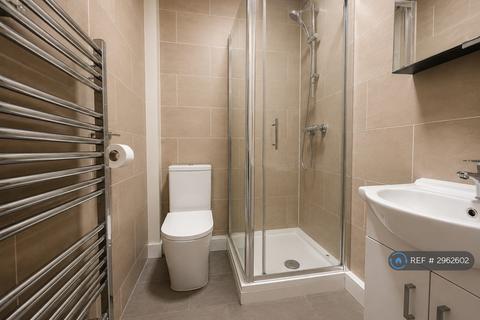 3 bedroom flat to rent, Greenford Road, Greenford, UB6