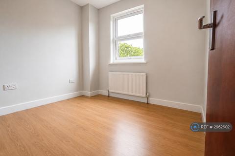 3 bedroom flat to rent, Greenford Road, Greenford, UB6