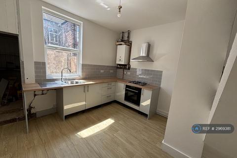 2 bedroom terraced house to rent, Cutland St, Manchester, M40